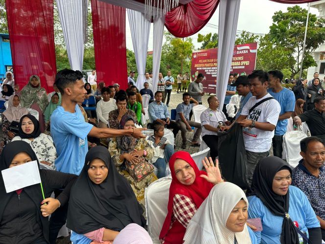 
					Milenial Yuyun-Edwin Lakukan Aksi Pungut Sampah Saat Pendaftaran ke KPU Kampar