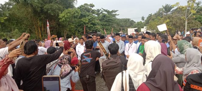 
					Ribuan Masa Pendukung Antarkan Pasangan Yuyun-Edwin Mendaftar Ke Kantor KPU Kampar