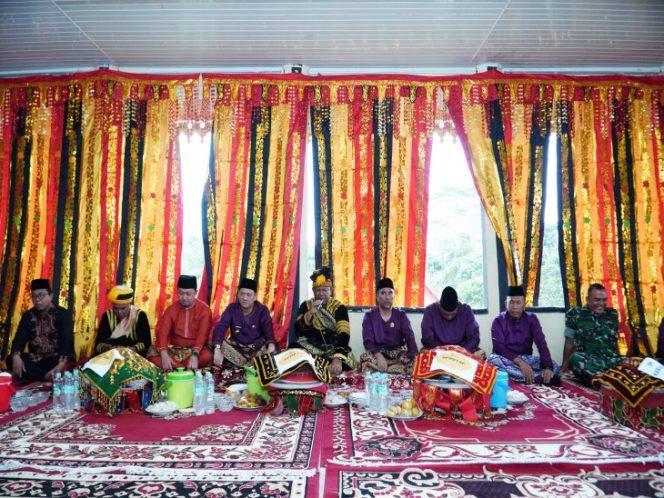 
					Usai Rapat Paripurna Istimewa Ketua DPRD Kampar, Bersama Pj Bupati Kampar dan Para Ninik Mamak Duduk Baselo di Balai Adat