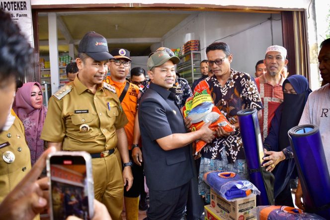 
					Bupati dan Wakil Bupati Kampar Dampingi Gubernur Riau Tinjau Sekaligus Serahkan Bantuan Sembako Kepada Korban Banjir