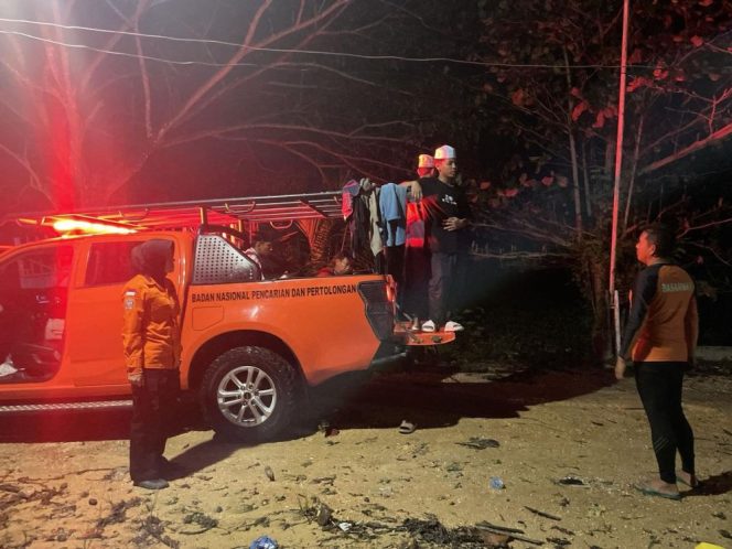 
					Puluhan Santri Terjebak Banjir, Tim Basarnas Lakukan Evakuasi