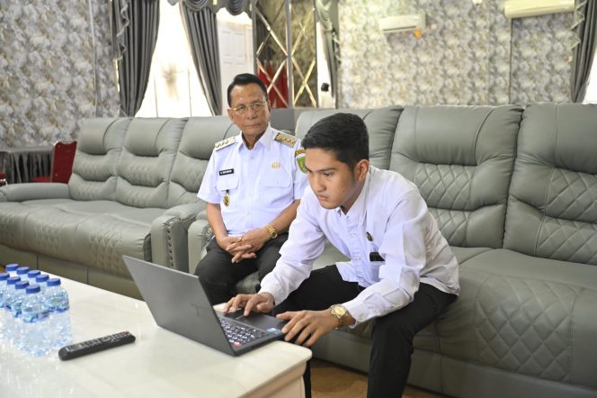 
					Bupati Rohil Bistamam Lakukan Proses Perekaman TTE