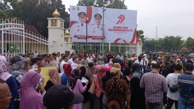 
					Tuntut Audit Pembangunan Kebun Oleh PTPN IV Regional III, Ratusan Massa Gelar Unjuk Rasa di Kantor Gubernur Riau