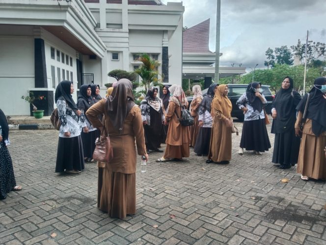 
					Datangi Balai Bupati Kampar , Puluhan Guru THL Swasta dan Negeri Meminta Gajinya Segera Dibayarkan