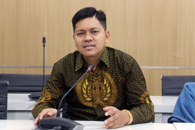 
					Berhentikan Dosen lewat WatshApp, Ada Apa Dengan Kampus UIR !