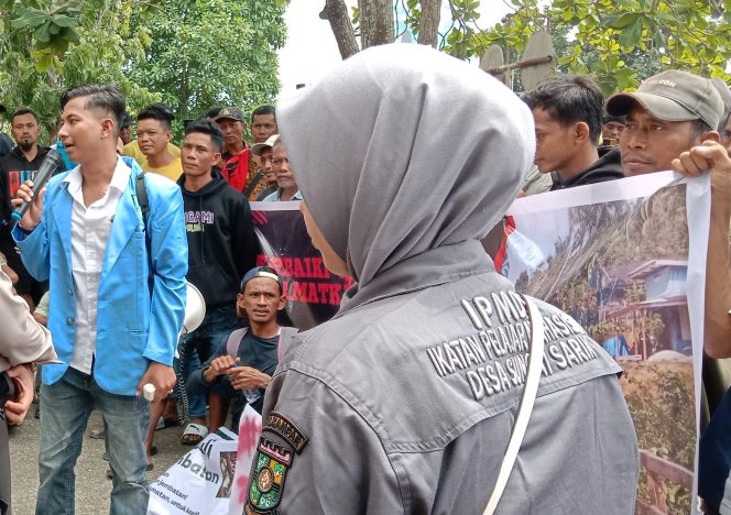 
					Putra Rahmad Ilahi : Jembatan Sungai Sarik IV Koto Setingkai Tidak Pernah Dilalui Kendaraan Perusahaan