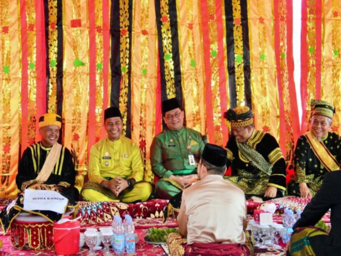 
					Bupati dan Wabup Hadiri Prosesi Makan Bajambau di Balai Adat