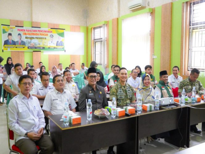 
					Panen Raya, Bupati Kampar Ikuti Zoom Meeting Bersama Presiden RI