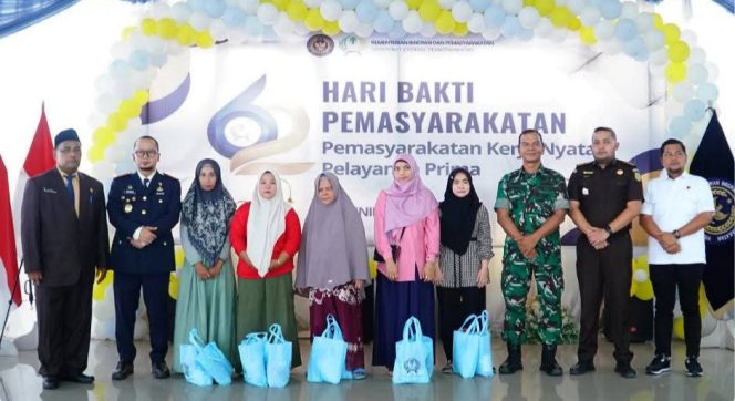 
					Tasyakuran Peringatan Hari Bhakti Pemasyarakatan (HBP) ke-62, Bupati Kampar Bersama Kalapas Serahkan Bantuan Sosial Kepada Masyarakat