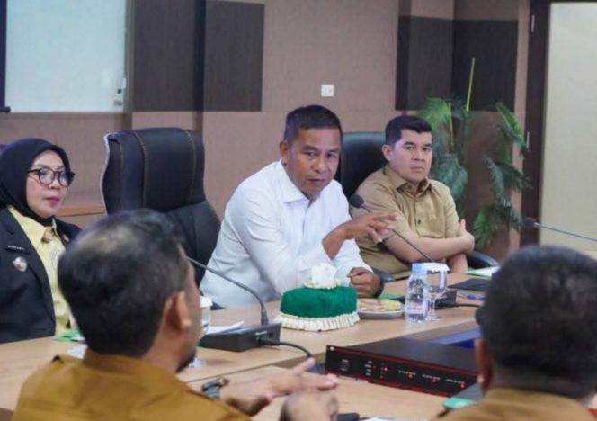 
					Bupati Ahmad Yuzar Pimpin Rapat Persiapan Qurban 1447 H, Tekankan Distribusi Tepat Sasaran