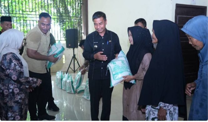 
					Bupati Ahmad Yuzar Salurkan Bantuan Sosial Beras, Salah Satu Program Strategis Kampar Dihati Tahun Anggaran 2026